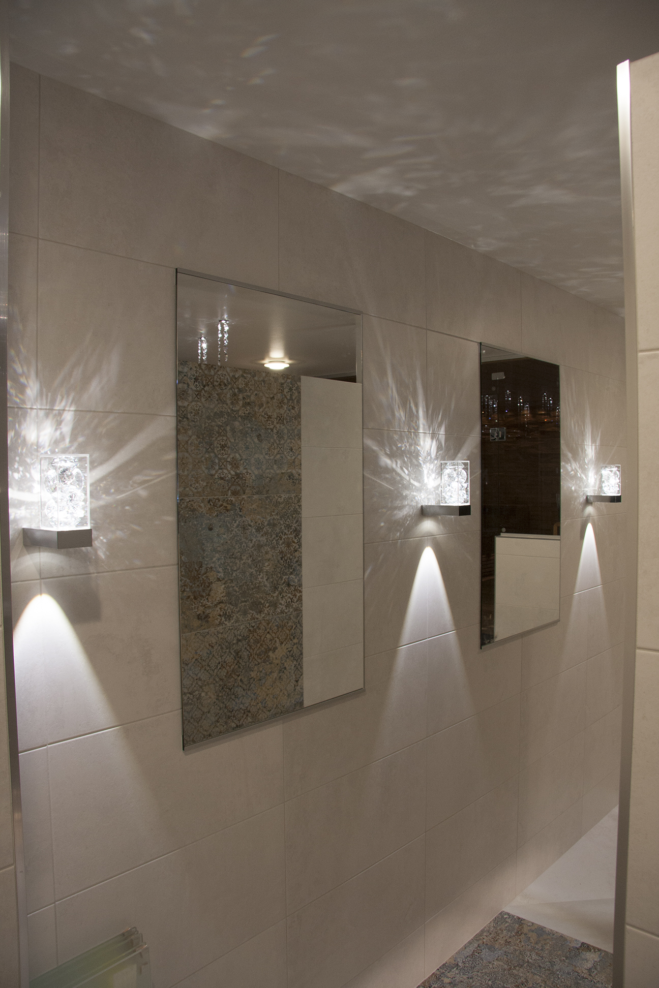 Kylpyhuoneen valaisin on tärkeä osa kokonaisuutta