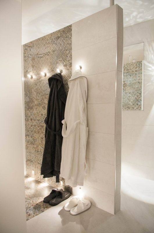 Kylpuhuone valaistuilla pyyhekoukuilla