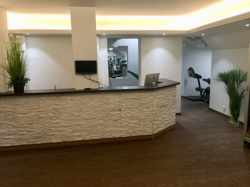 Kuntosalin aulan valaistus cariitti