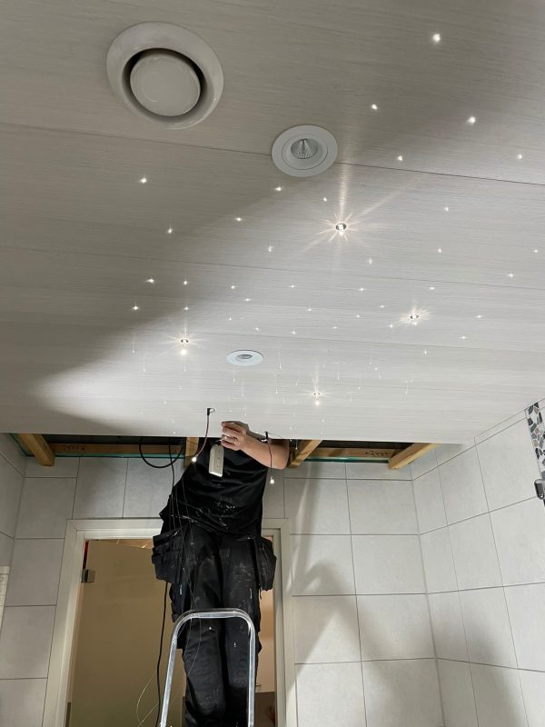 Cariitin Tähtitaivas voidaan asentaa erilaisiin tiloihin ja pintoihin.