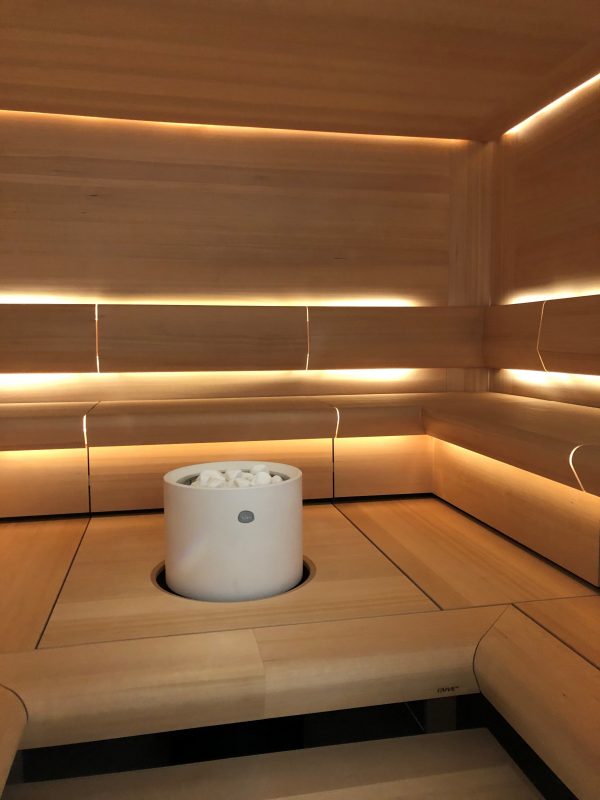 Hemlock-pintamateriaali tuo TAIVE-saunaan lämmintä tunnelmaa.